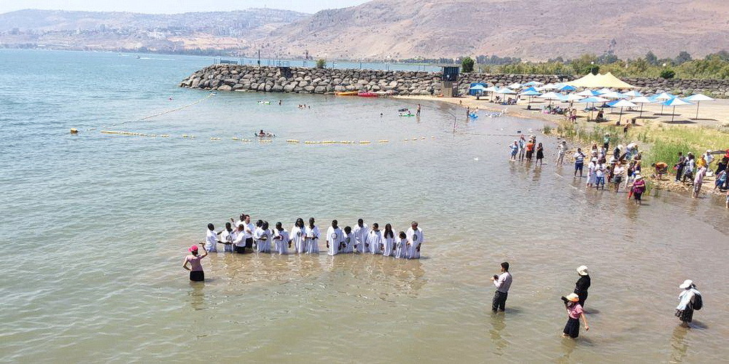 Первая группа людей, крещенных в Галилейском море в субботу 18 июня. (Тед Вильсон Facebook)
