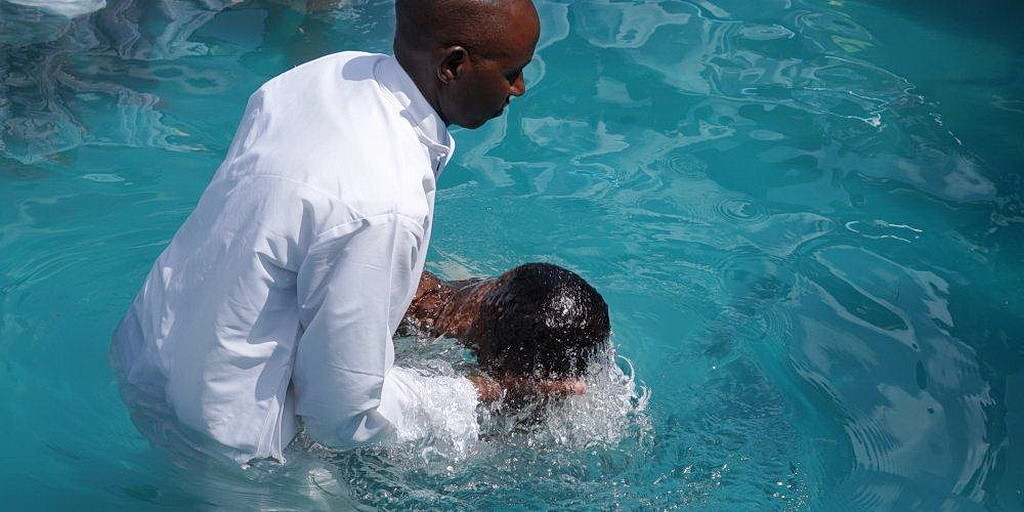 Человек, крещенный в бассейне во время встреч 13-28 мая в Руанде. (ECD ADAMS)
