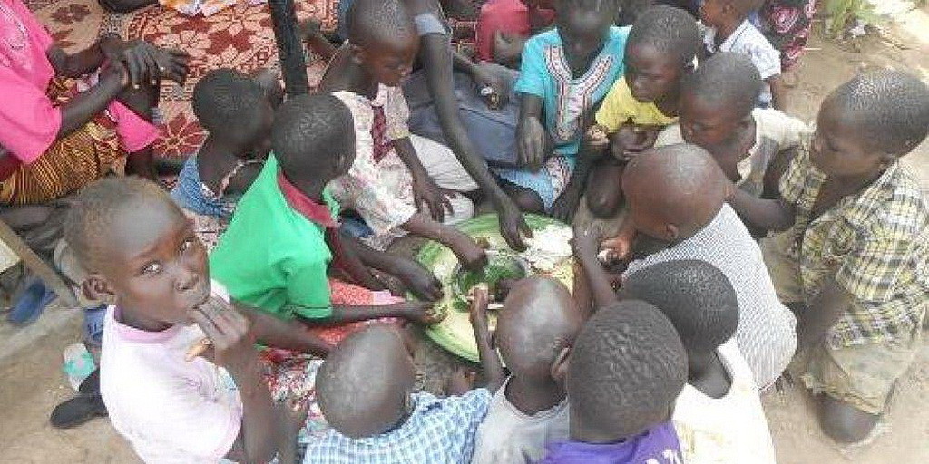 Дети, ищущие еду и безопасность на адвентистской территории в Джубе, Южный Судан. (Фотографии Клифф Момэний АДРА Facebook)