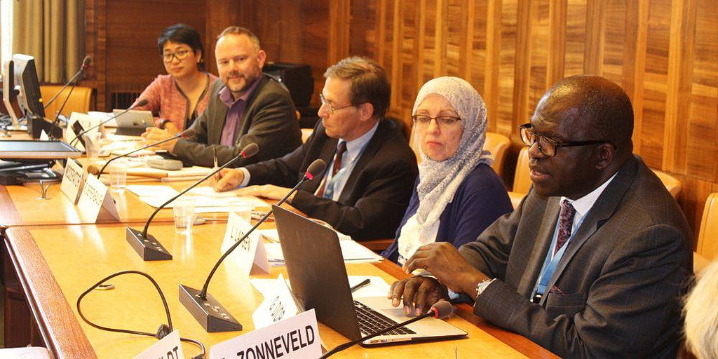 Ганун Диоп, справа, выступает на трехдневной конференции Организации Объединенных Наций в Женеве, Швейцария. (Фотографии ООН)
