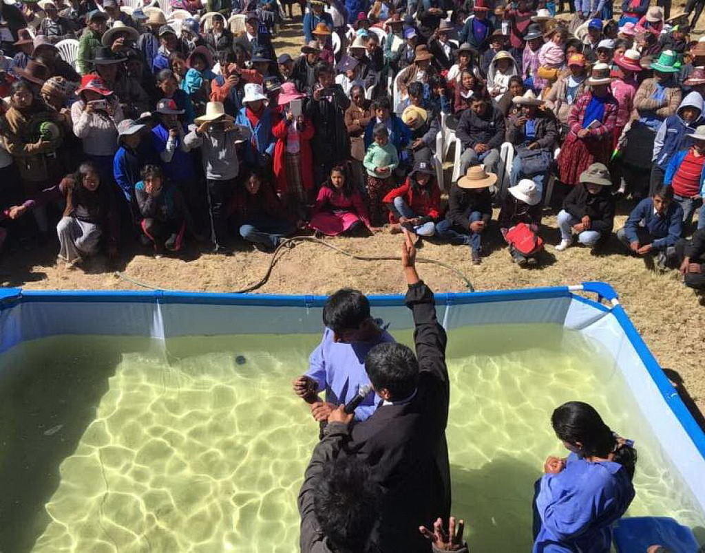 Люди наблюдают за крещением в одном из 2 905 мест, где были проведены евангельские встречи. (SAD)
