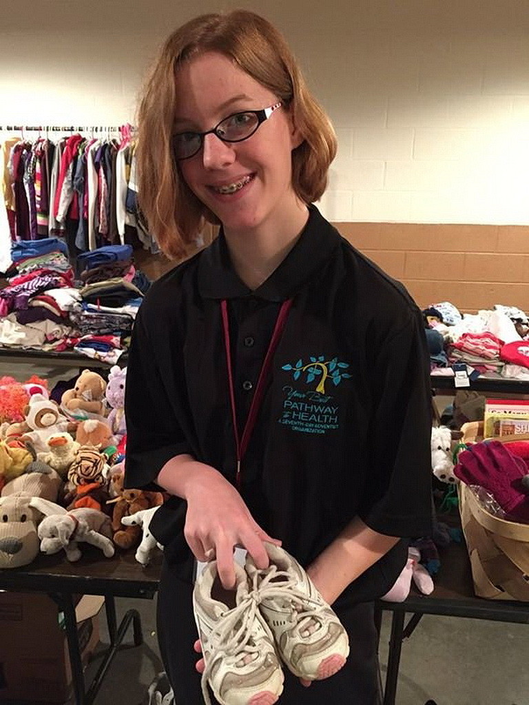 Оливия Леско, 14 лет, добровольно вызвалась распределять одежду. (Visitor)