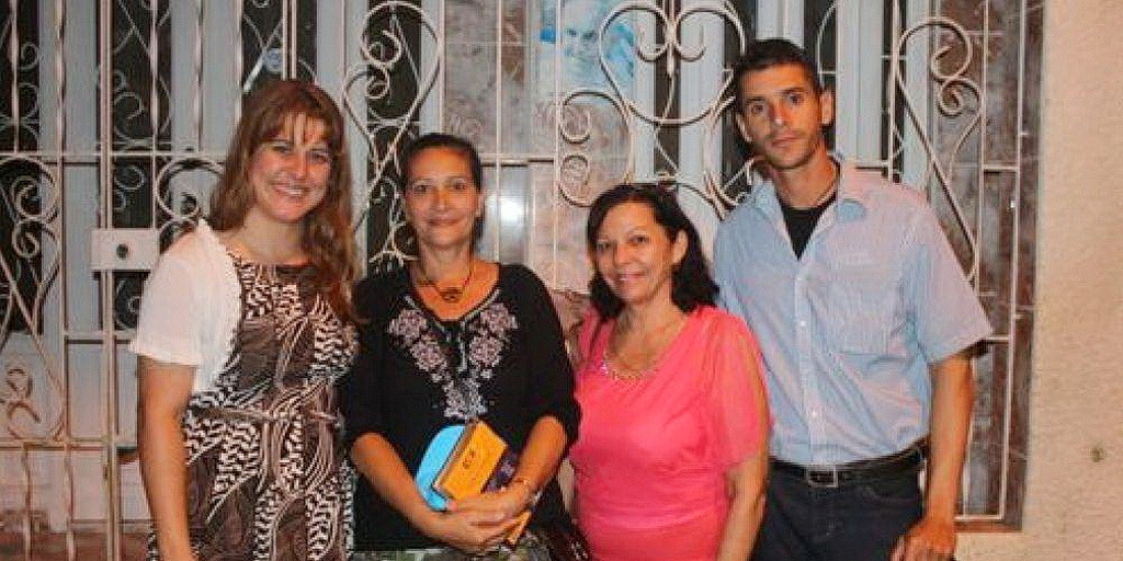 Рамирес, вторая слева, на встрече с Родригес, слева, в Баямо, Куба. С ними сын Рамирес и подруга. (Кубинский Унион)