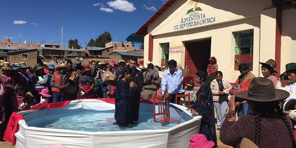 Женщина, которую крестили возле адвентистской церкви в южном Перу в субботу, 25 июня. (SAD)