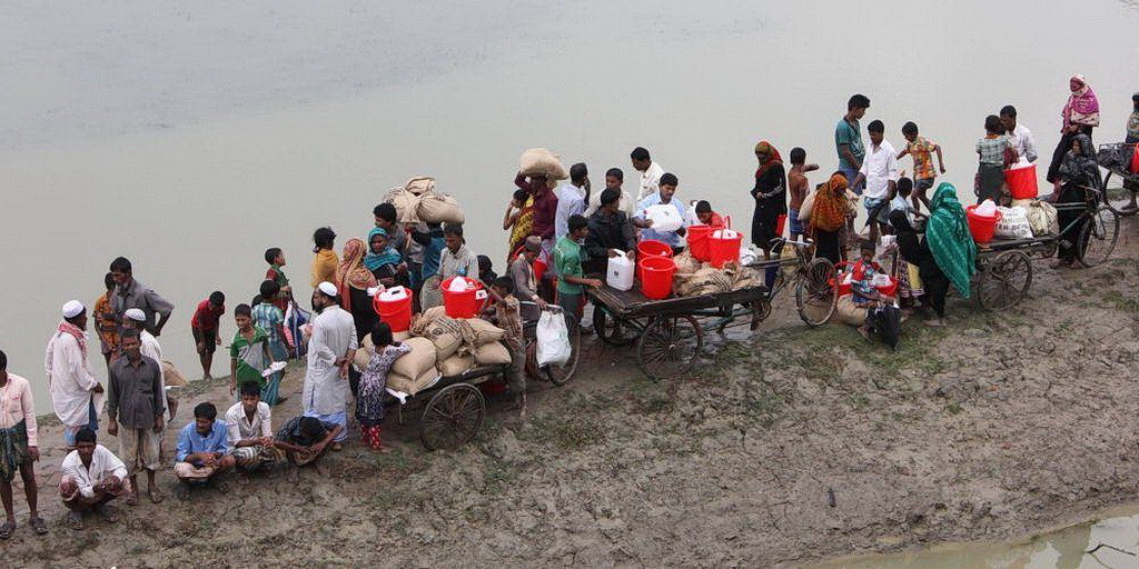 АДРА распределяет гуманитарную помощь в затопленной области южного Бангладеш. (Фотографии АДРА Бангладеш Facebook)