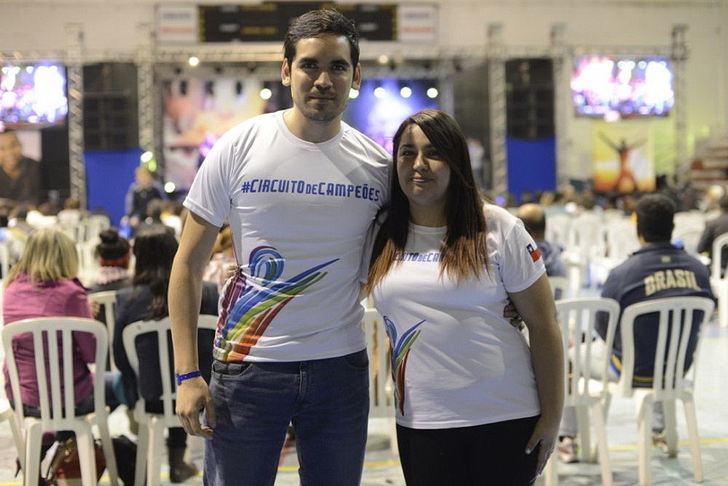 Жозе и Дженниферт Сото, позируют за кулисами Олимпийских игр в Рио-де-Жанейро. (Cárolyn Azo)