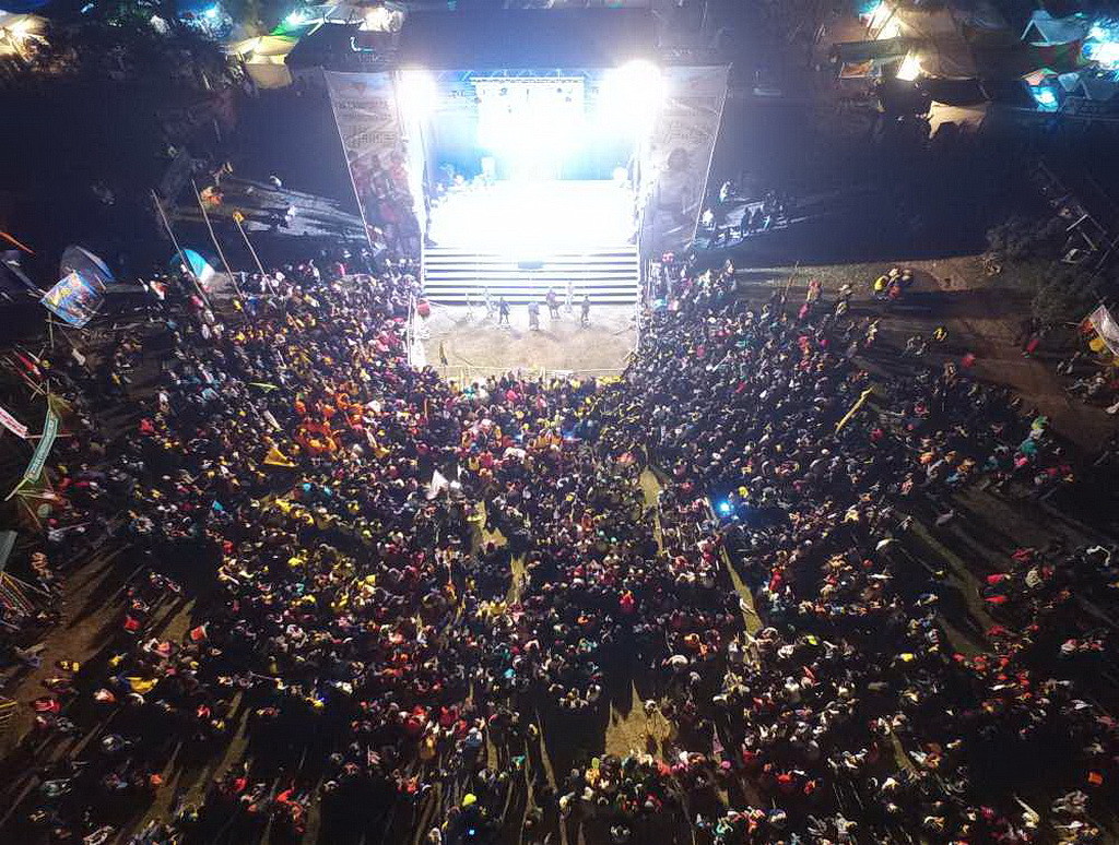 Почти 6,000 Следопытов собрались для вечернего служения с Сосфеном Андраде, лидером молодежи адвентистской церкви в Парагвае. (SAD)