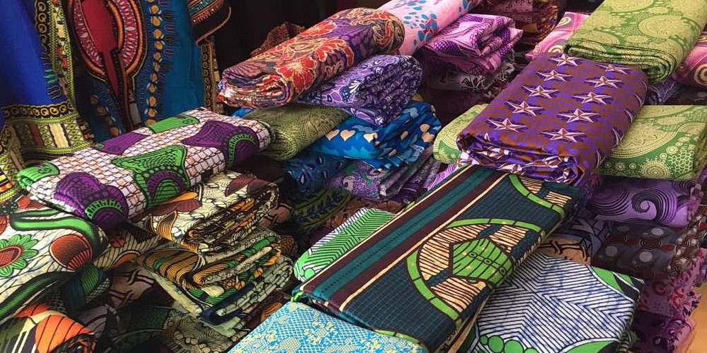 Ткань из Ганы, продаваемая на рынке. (Pixabay)