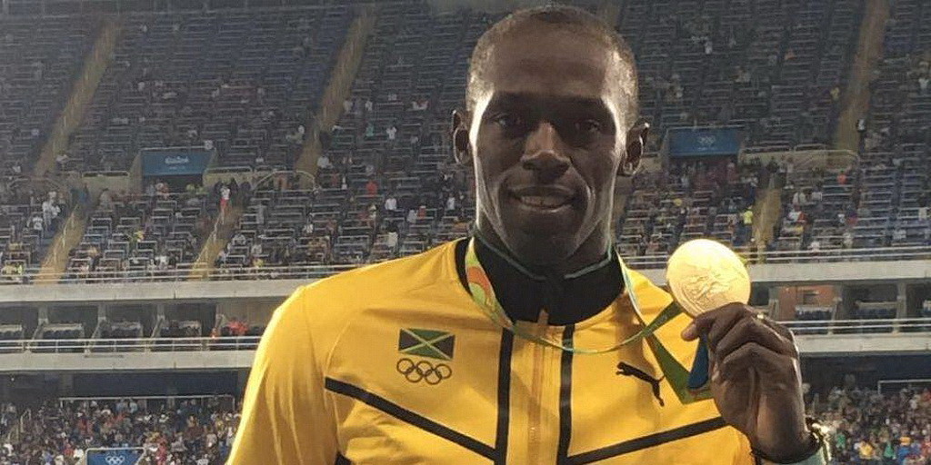 Усэйн Болт держит свою золотую медаль после победы в 100-метровом спринте в Рио-де-Жанейро 15 августа. (Усэйн Болт Facebook)