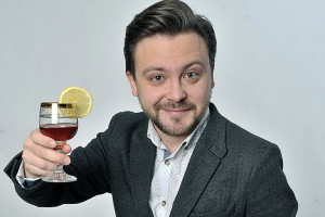 Молодой человек с бокалом