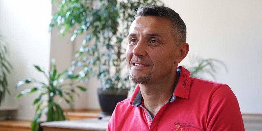Польский футболист и тренер Дариуш Гинда дает интервью в Варшаве (Польша)
