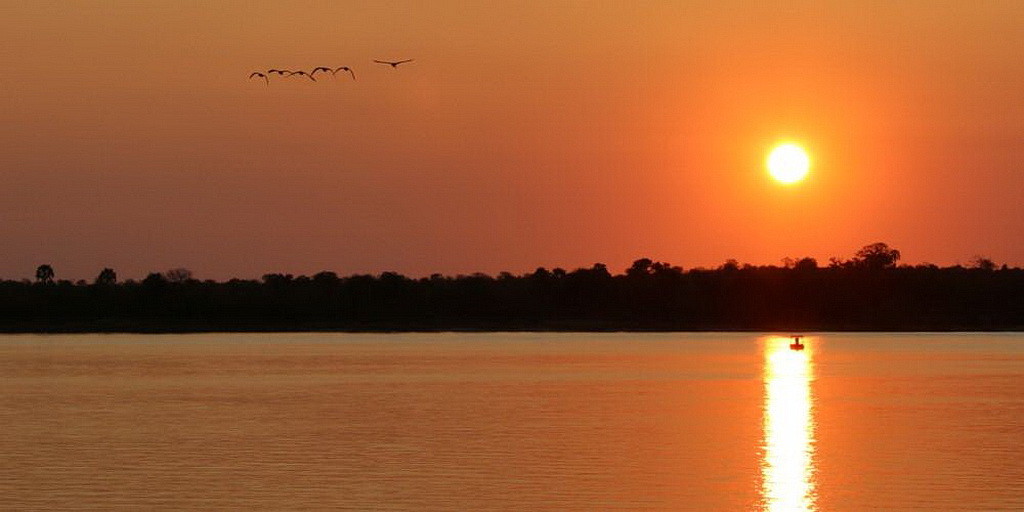 Закат солнца на реке Замбези в Замбии. (Pixabay)