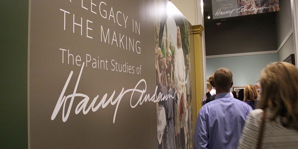 Посетители заходят на выставку, отмечающую работы художника и Адвентиста седьмого дня Гарри Андерсона в Музее Истории церкви в Солт-Лейк-Сити, Юта. (Марк А. Kellner/Adventist Review)