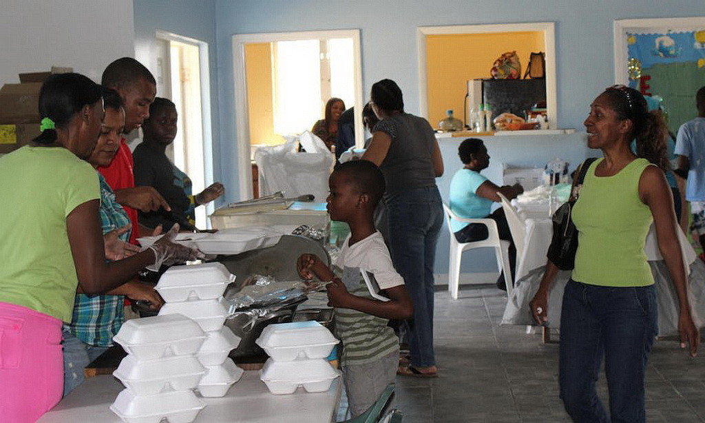 Часть 300 ежедневных порций горячей еды, распределяется в адвентистской церкви Шило во Фрипорте, Багамы.