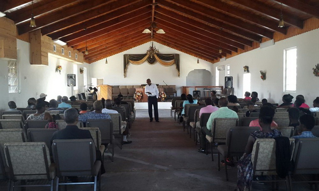 Руководитель Атлантического Карибского Униона Леонард Джонсон вдохновляет членов церкви Lowe Sound 15 октября.