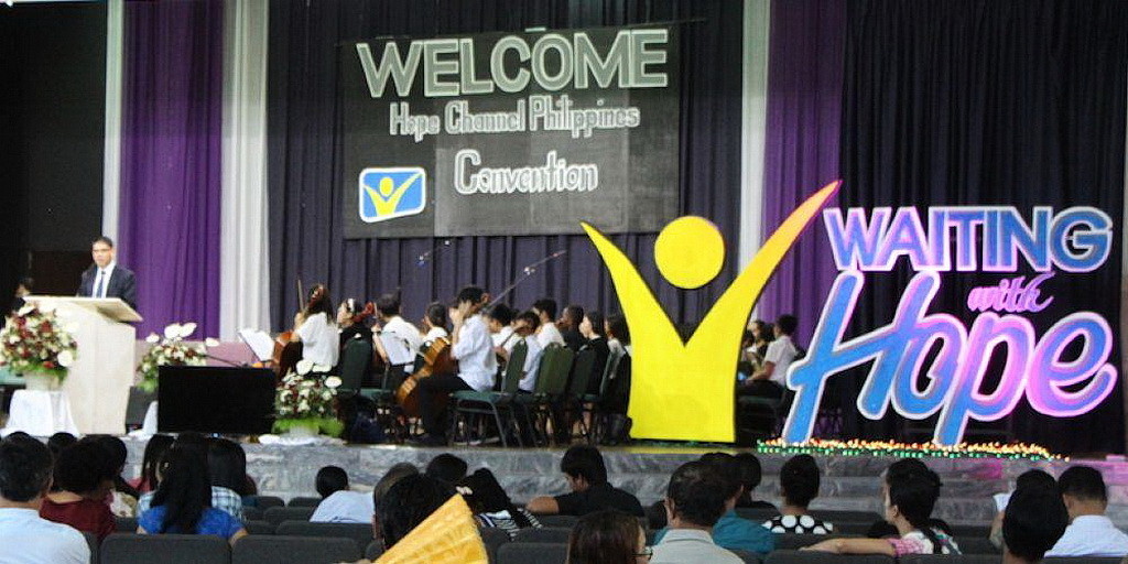 Люди, празднующие расширение Канала Надежды Филиппины в Силанге 14 октября. (Фотографии: Майкл В. Кэмпелл)