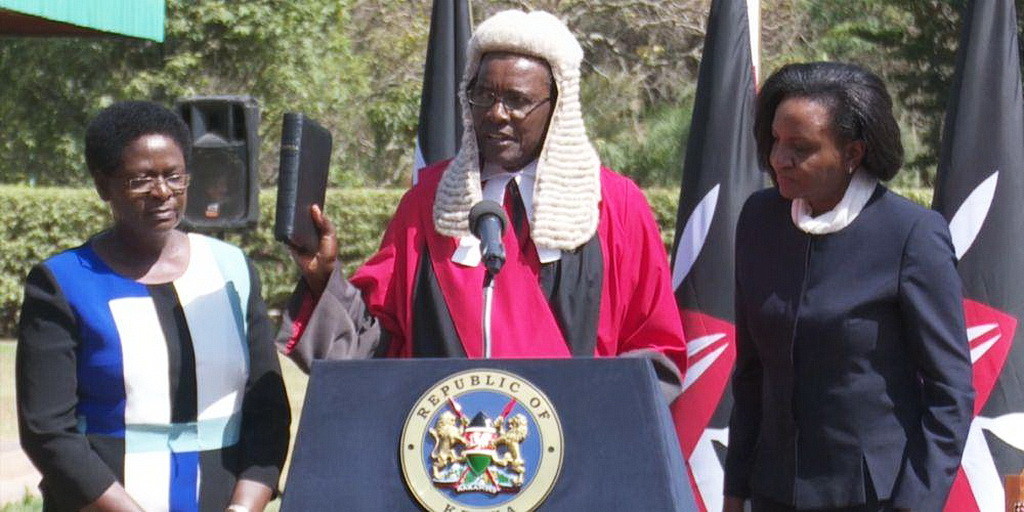 Председатель Верховного суда Дэвид Марага принимает присягу при вступлении в должность в государственной резиденции в Найроби, Кения, 19 октября 2016. (Hope Channel Кения)