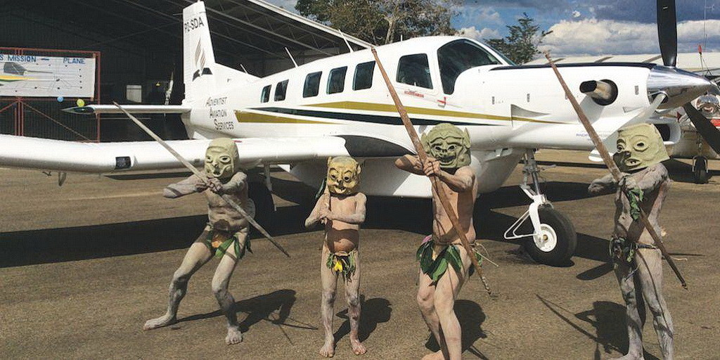 Asaro Mudmen приветствуют новый самолет P2-SDA в Гороке, Папуа - Новая Гвинея. (Adventist Record)