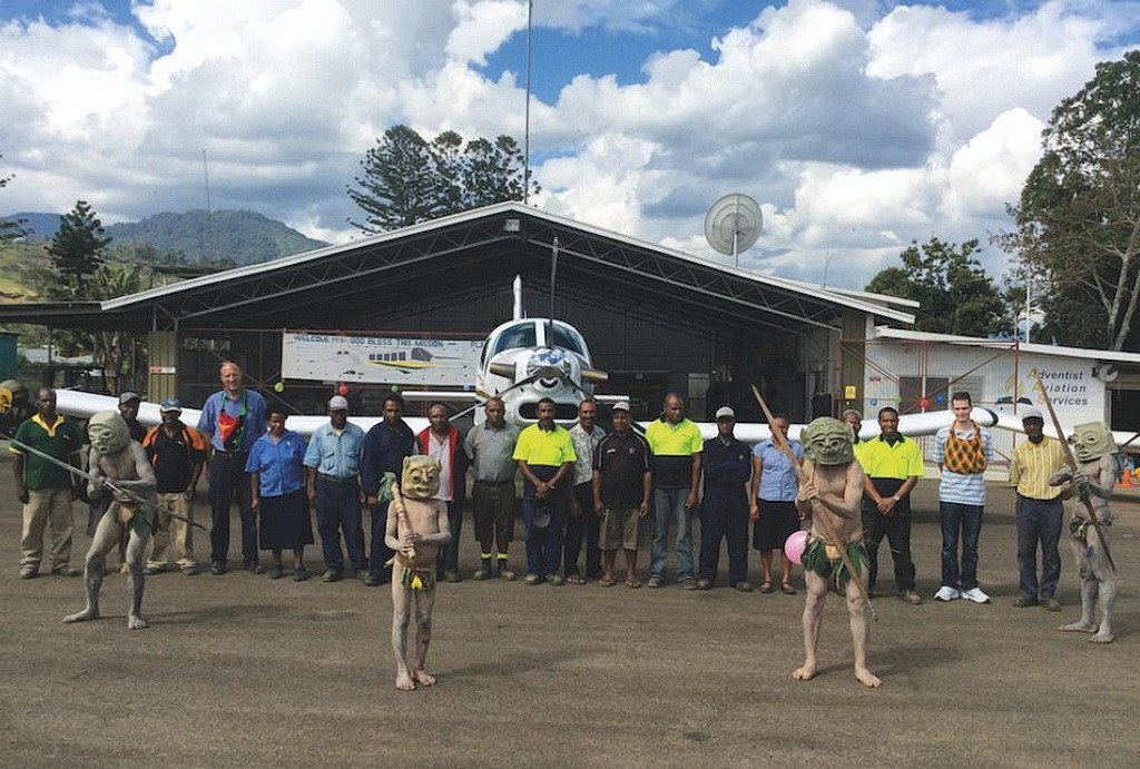 Asaro Mudmen и сотрудники Adventist Aviation Services, присутствующие на церемонии посвящения нового самолета.