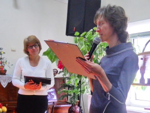 Наталья Дидук читает стихотворение для пастора