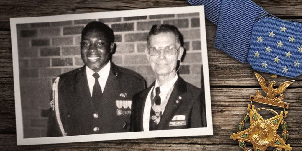 Десмонд Досс, первый человек, отказывавшийся от военной службы и награжденный Почетной медалью Конгресса, рядом с Терри Джонссоном, первым Адвентистом седьмого дня в американском Почетном карауле Военно-воздушных сил (официальное церемониальное подразделение ВВС США).