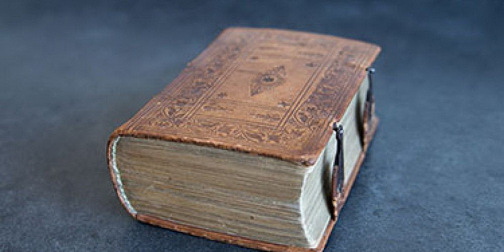 Библия шестнадцатого века, напечатанная на латыни, в Библиотеке Мемориала Нельсона Тихоокеанского унионного колледжа. (Фотография PUC)