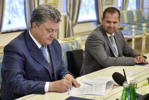 Президент Украині подписівает указ