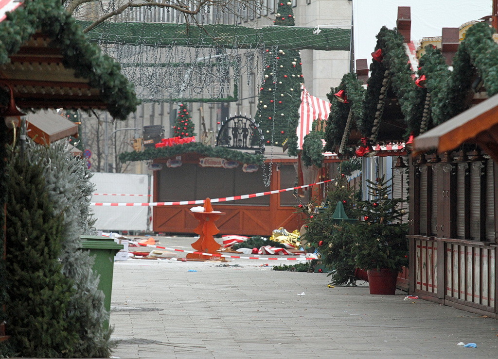 Место происшествия в Берлине, Германия, 20 декабря 2016, на следующий день после террористической атаки на Рождественский рынок. Credit: Andreas Trojak/Wikimedia Commons