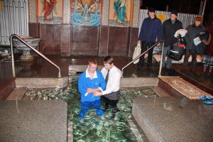 Крещение проходило на источнике в Саржином Яру