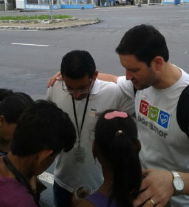 Адвентистские волонтеры молятся с родственниками заключенных в офисе судебной медицины в Манаусе, Бразилия. [Фотография ASN]