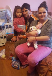 Семья получила "пакет для ухода за младенцем" от Адвентистов седьмого Дня в Сивак, деревне с населением меньше 9,000 человек в северной Сербии. Фотография: tedNews