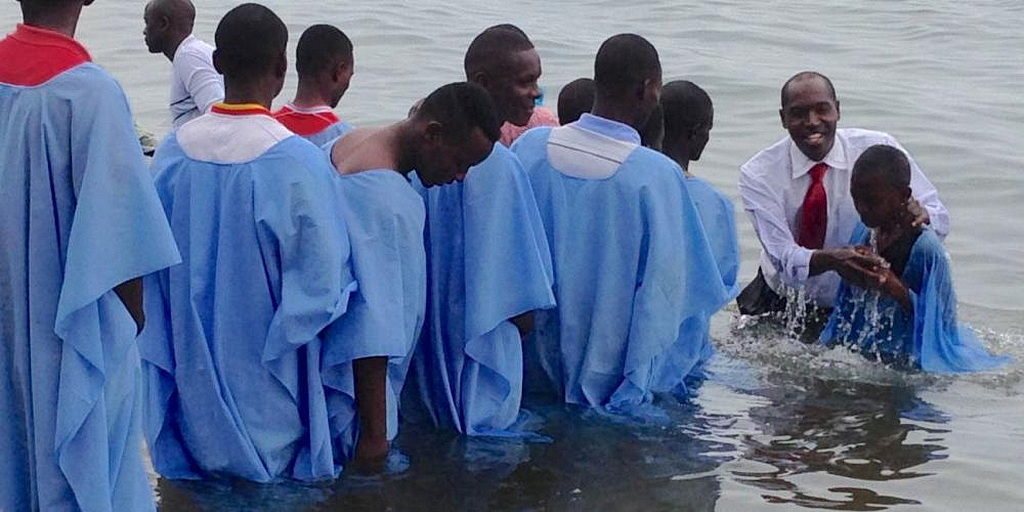 Руандийцы крестятся в Озере Киву во время евангельских встреч в африканской стране в мае 2016 года. (Эндрю МакЧесни / Адвентистская Миссия)