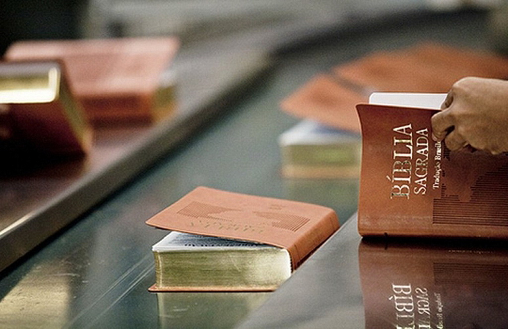 Фабрика в Бразилии печатает 18 600 экземпляров Библий в день