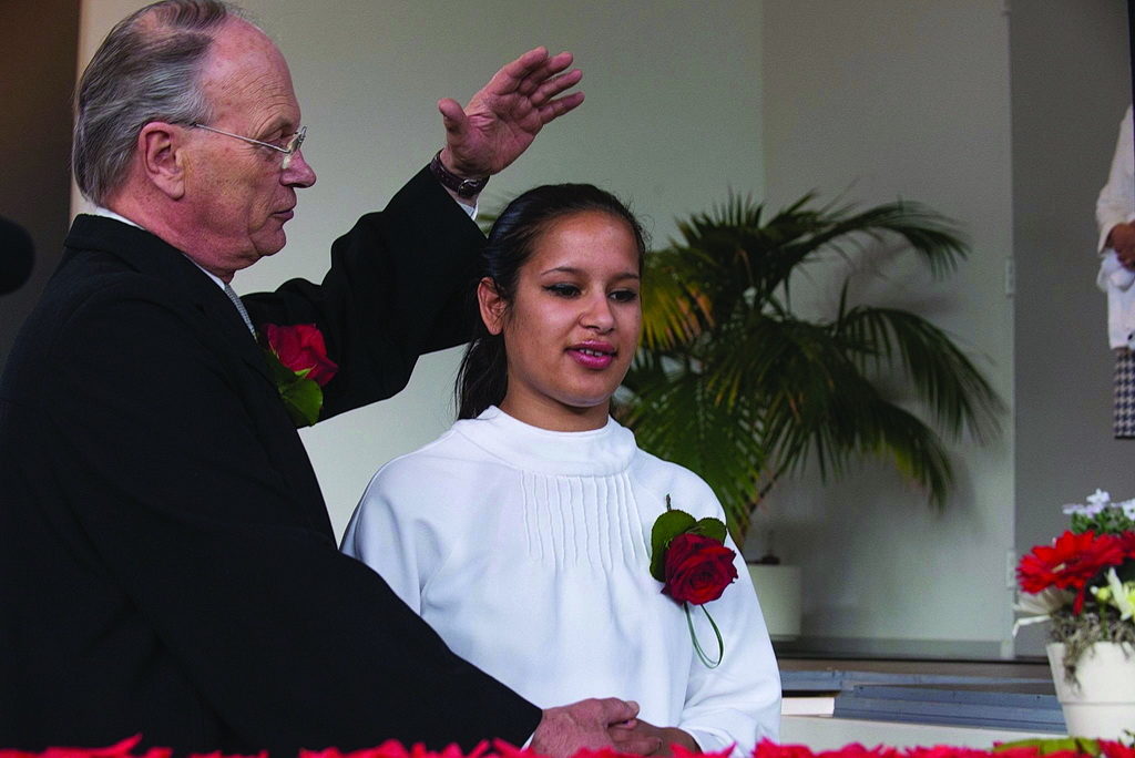 Молодая девушка крестится в Нидерландах, одна из больше чем 1,2 миллионов человек, которых крестили в Церкви Адвентистов Седьмого Дня во всем мире в 2016 году. [Унион Нидерландов]