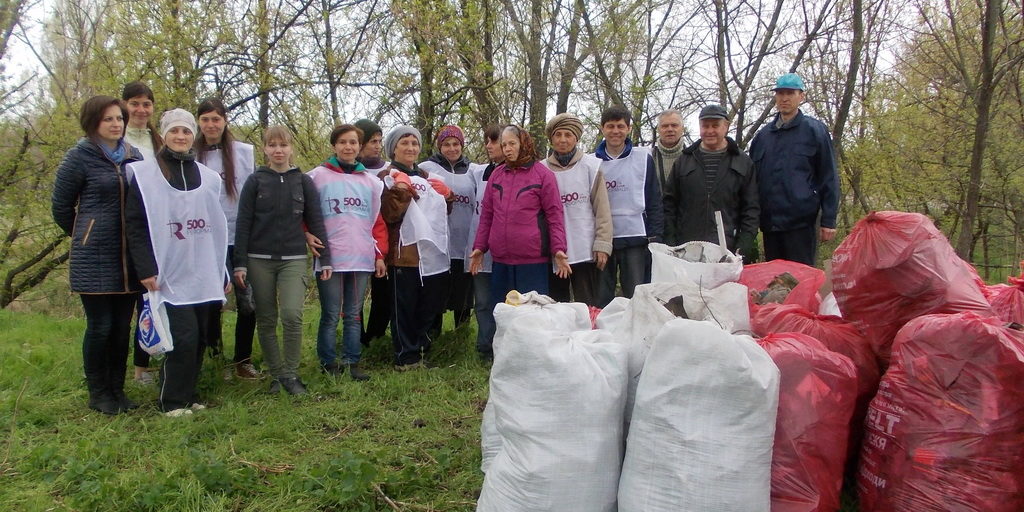 Члены первой Запорожской общины на уборке