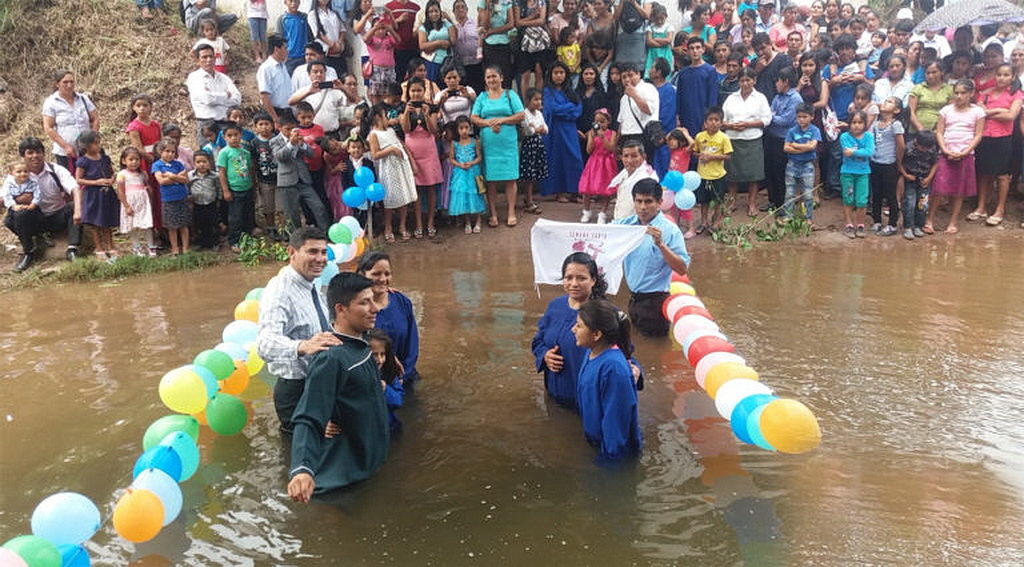В конце евангелизационной серии, новые члены были крещены в бассейнах местных церквей и близлежащих реках. [Фото: Информационное агентство Южноамериканского дивизиона]