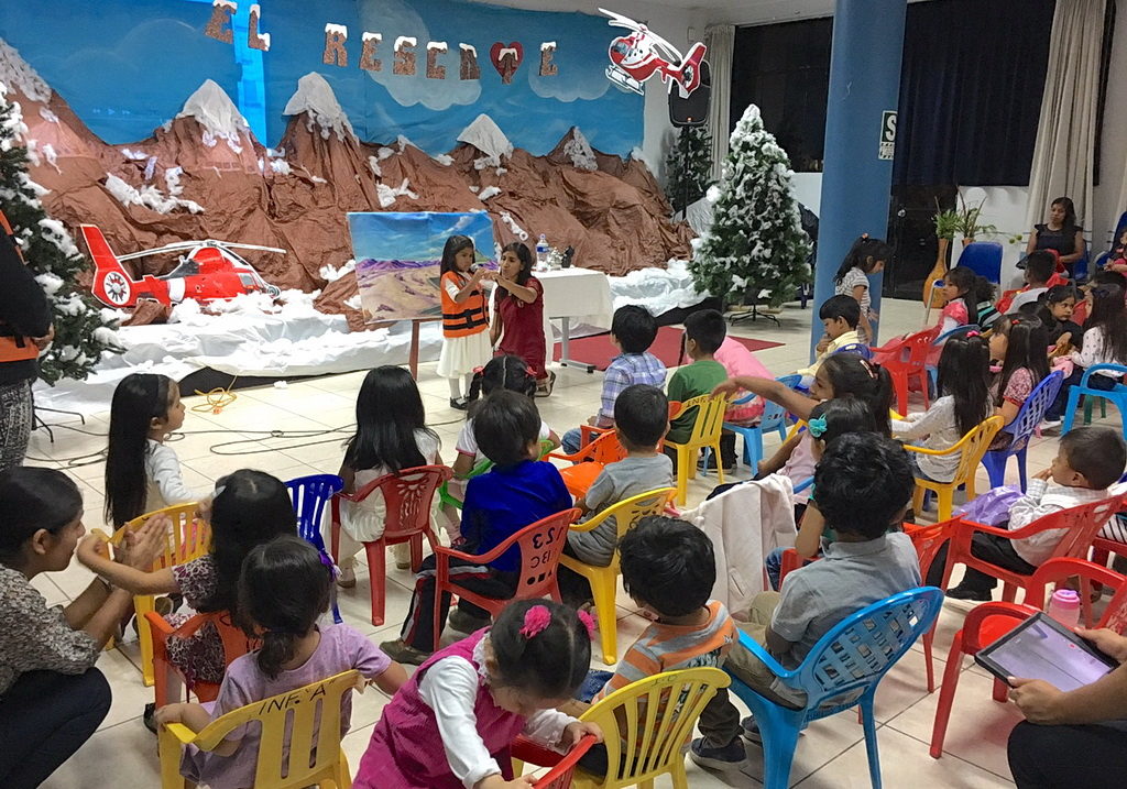 Во время специальной недели евангелизационных собраний в северной части Перу дети также наслаждались программой, рассчитанной на их духовные нужды и потребность в общении. [Фото: Информационное агентство Южноамериканского дивизиона]