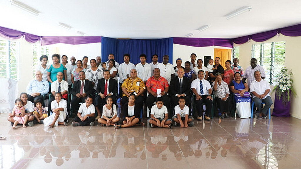 Члены церкви Адвентистов Седьмого Дня Науру на служении в новой церкви. [Фото: Adventist Record]