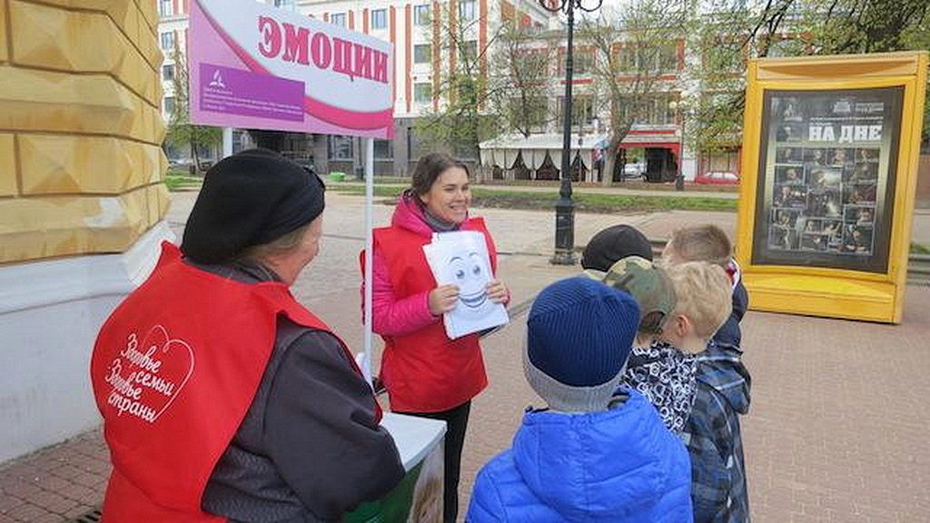 Волонтеры в России делятся принципами здоровья с группой детей. [Фото: Новости Евро-Азиатского дивизиона]