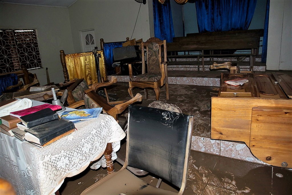 Вид на кафедру церкви Пальметто Гарденс утром после наводнения. Вся мебель в церкви была покрыта под водой. [Фотография: Дамиан Чемберс, CJC]