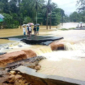 Люди остались заблокированными в затопленных районах центральной и южной Шри-Ланки, когда поднялась вызванная недавними муссонными дождями вода. [Фото: ADRA Шри-Ланка Facebook]