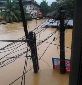 Здания и имущество, затопленные в результате наводнения после муссонных дождей в центральной и южной части Шри-Ланки, признанное наиболее разрушительным за более чем десятилетие. [Фото: ADRA Шри-Ланка Facebook]
