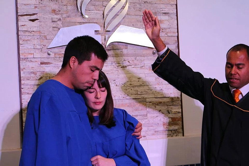 Двое из больше чем 1000 человек, которых крестили после евангельских встреч, проведенных в десятках мест в Чили. [Фото: Новости Южноамериканского дивизиона]