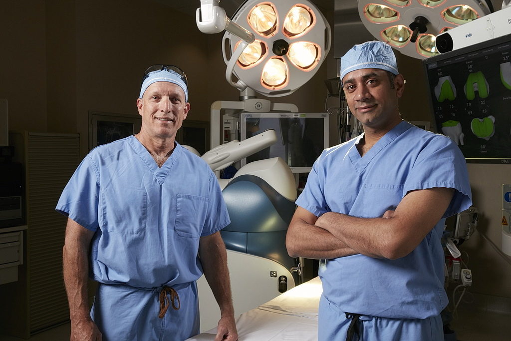 Врачи Марк Петерсон, слева, и Шридхар Дурбакула, которые отвечают за новую процедуру роботизированных операций на колене в Медицинском центре Шади-Гроув. [Фото: Adventist HealthCare]