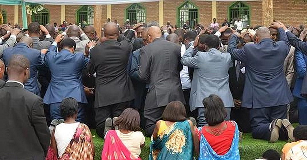 Члены семьи участвуют в служении расположения пасторов в Руанде. [Фото: Центрально-Восточно-Африканский дивизион]