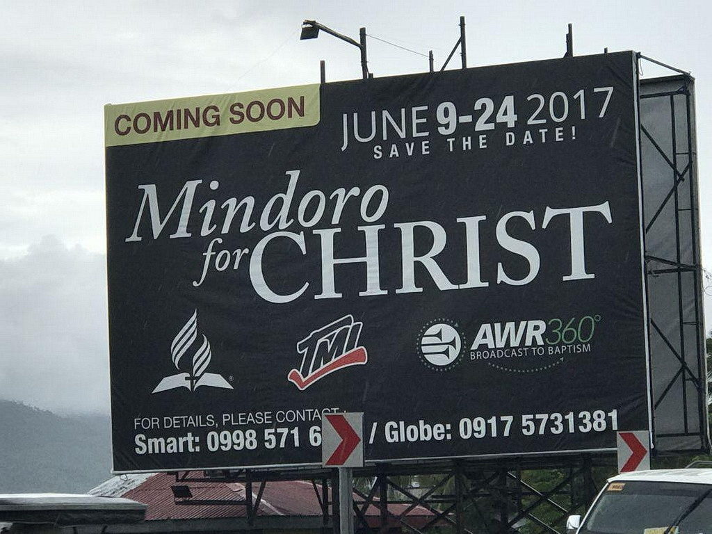 Рекламный щит, приглашающий на евангельские встречи на острове Миндоро, на Филиппинах. [Фото: Адвентистское Всемирное Радио]