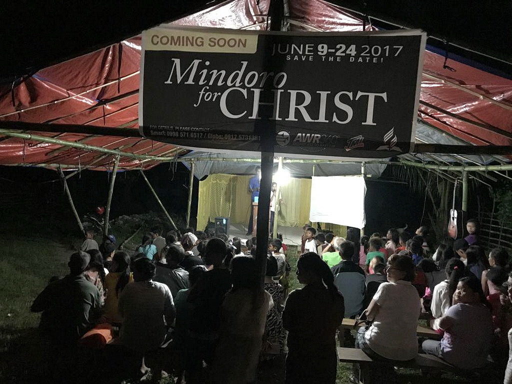 Люди на евангельской встрече на острове Миндоро, на Филиппинах. [Фото: Адвентистское Всемирное Радио]