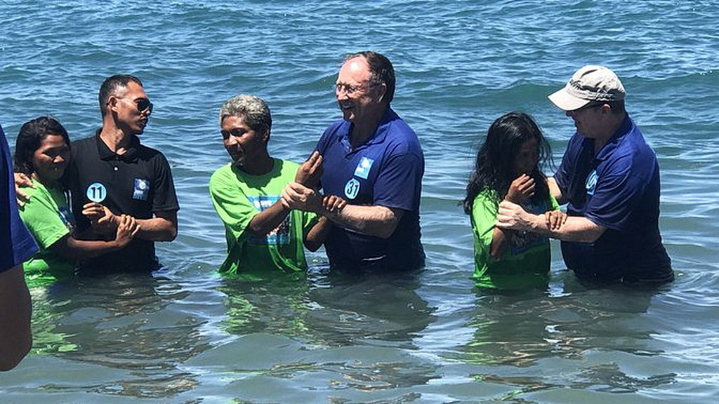 Дуэн МакКи, в центре, крестит Перфекто, руководителя деревни Мангьян, на филиппинском острове Миндоро в субботу 24 июня 2017 года. Была крещена целая деревня из 85 человек. [Фото кредит: AWR]