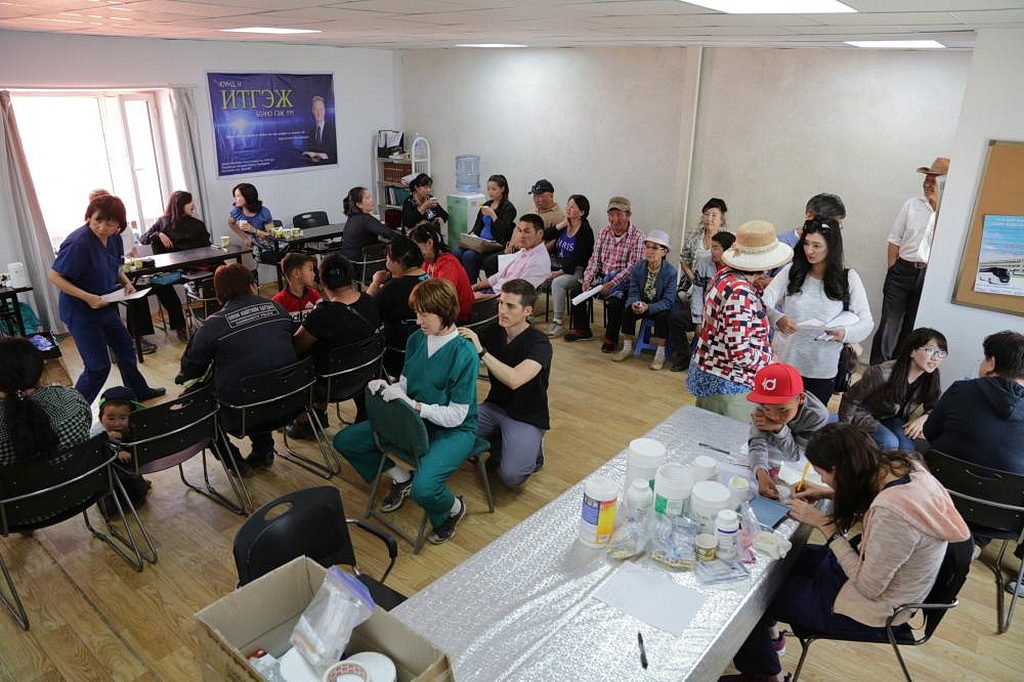 "Так написано" успешно сочетает медицинские осмотры с евангельскими встречами в Монголии. [Фото: Так написано]
