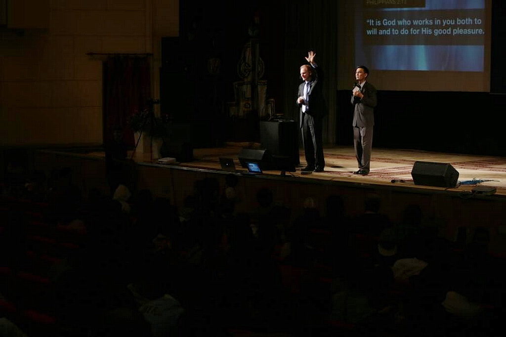 Джон Брэдшоу, руководитель и ведущий "Так Написано", проводит евангелистские встречи в Улан-Баторе, Монголия, с помощью переводчика. [Фото: Так Написано]